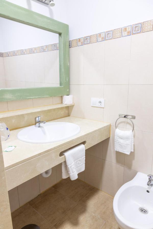 קוניל דה לה פרונטרה Hotel Marhava מראה חיצוני תמונה